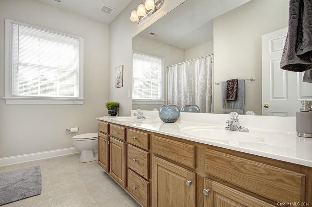 The Oaks On Providence - Residential