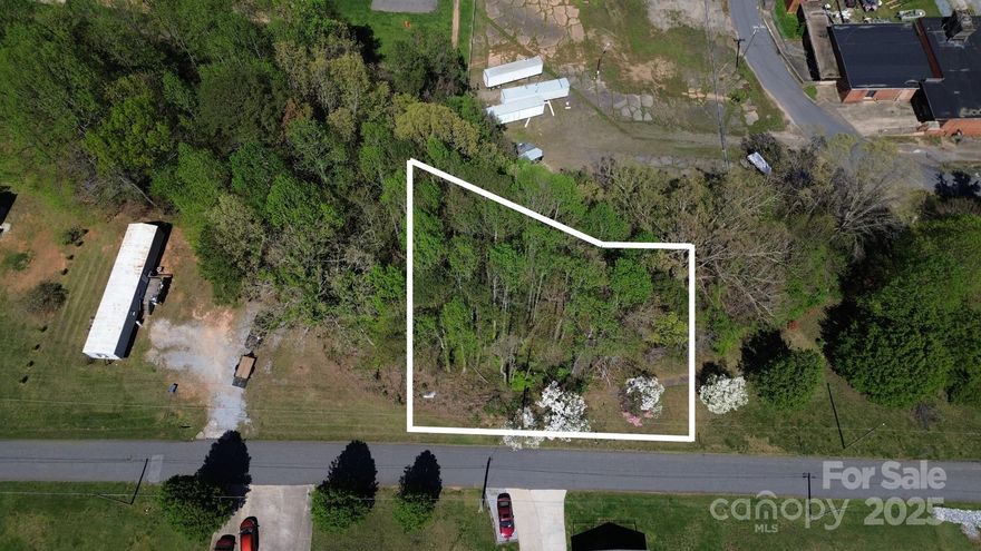 Flat lot close to town with city utilities all just minutes away from downtown Marion. This lot is perfect to build your dream home on. Close to shops and restaurants and easy access to the interstate.