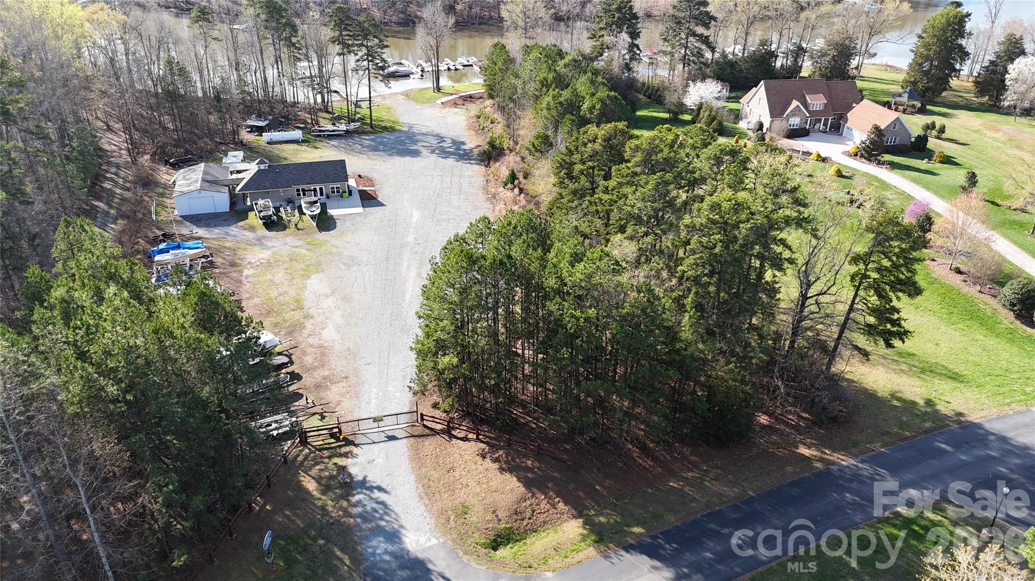 Yachtsmans Point - Land