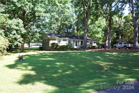 Single Family Residence in Matthews NC 207 Forest Park Road.jpg