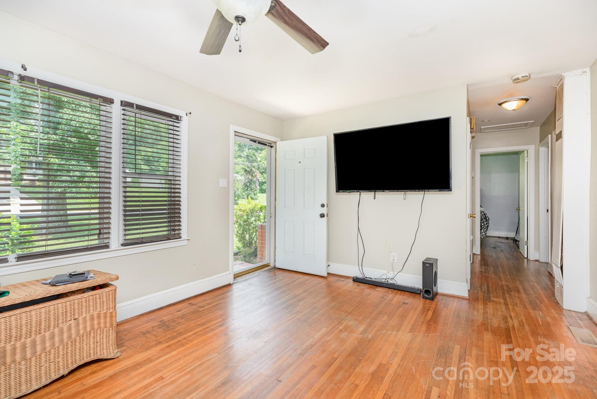 1033 Rollingwood Drive