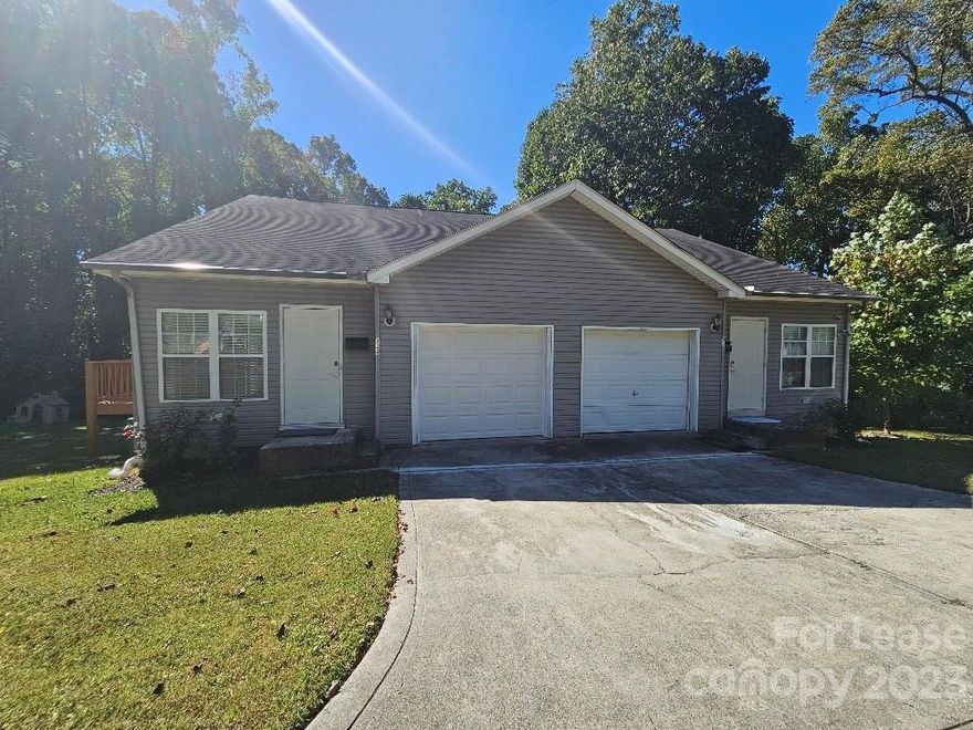 AVAIL NOW!!! Attention...traveling nurses, corporate leasing, home builders....AVAIL NOW!!! Fully Furnished 2 bed 1 bath condo/duplex near downtown Mooresville. This unit is avail for short term rental. Rent price includes all utilities, lawn and pest control. Fully furnished with a queen bed and a full size daybed in the secondary bedroom. Full bathroom with tub and shower. Washer, dryer and all kitchen appliances included. Tv, wifi, 1 car garage. Non smoking unit. Call today for more information.