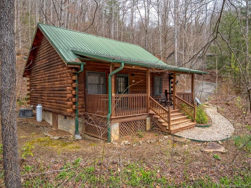 Relax on the front porch of this immaculate mountain cabin after hiking to the creek. Then come inside,
build a fire, and read your favorite book. During summer months, take a dip in the creek or swim in the
neighborhood pool. This is the perfect mountain retreat.