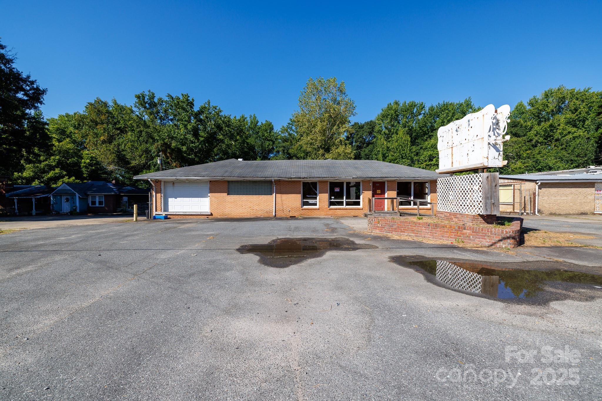 3835 Lesslie Highway