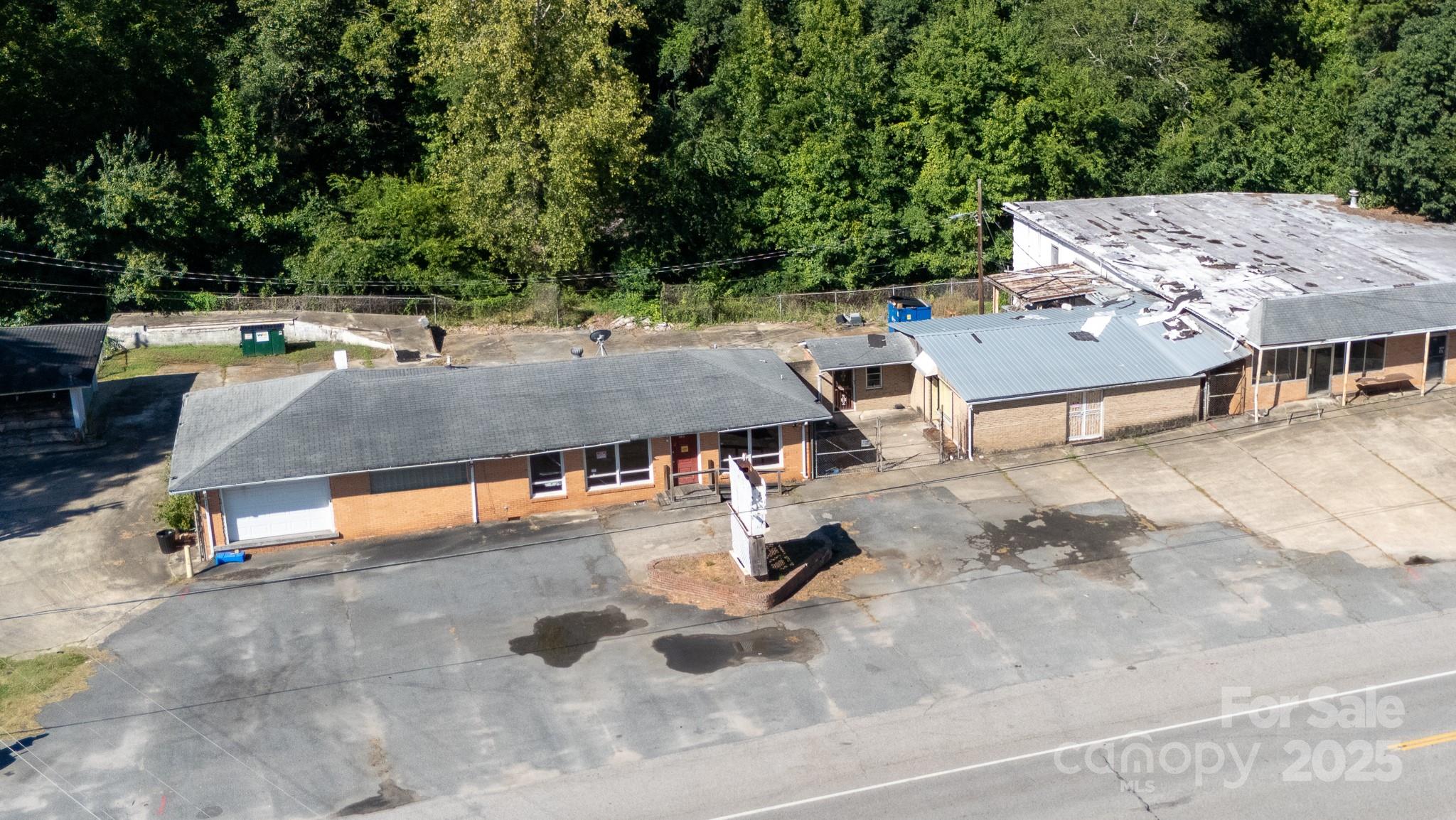 3835 Lesslie Highway