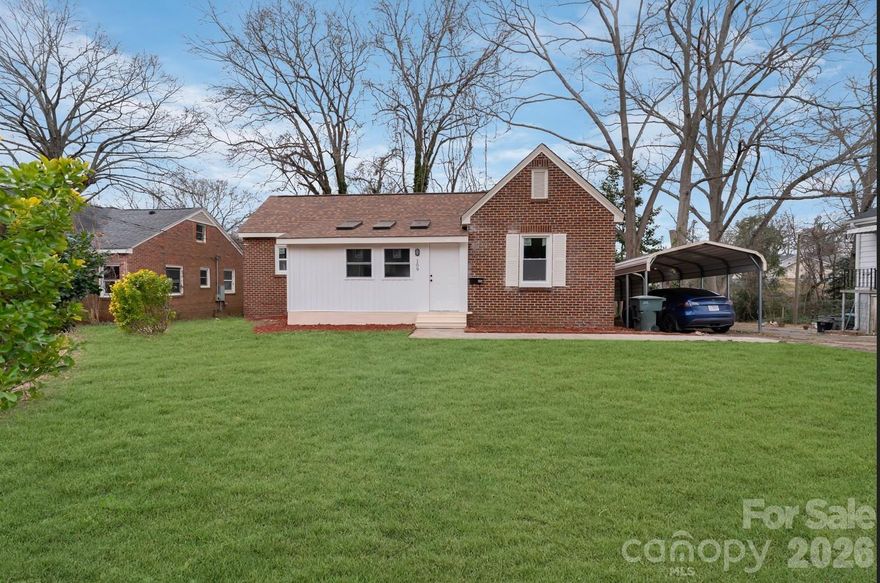 Welcome to this beautifully remodeled and move-in ready home located just minutes from downtown Gastonia. This property has been thoughtfully updated throughout, offering modern finishes while maintaining a warm and inviting feel.

The interior features fresh paint, updated flooring, and upgraded fixtures, creating a clean and contemporary look. The kitchen has been refreshed with modern cabinetry, updated countertops, and appliances, making it both functional and stylish. Bathrooms have been renovated with updated vanities, lighting, and finishes, providing a spa-like touch.

The home offers a comfortable layout with well-sized bedrooms and living spaces, perfect for everyday living or entertaining. Major systems and finishes have been updated, giving buyers peace of mind and reducing future maintenance concerns.

Situated on a quiet street with convenient access to shopping, dining, schools, and major roadways, this property is ideal for first-time buyers, downsizers, or investors looking for a turnkey opportunity.

? Fully remodeled
? Modern updates throughout
? Move-in ready
? Great Gastonia location

Schedule your showing today—this one won’t last! (property tax records shows as 2 bedroom 1 bath ) 



Hermosa casa completamente remodelada y lista para mudarse, ubicada a pocos minutos del centro de Gastonia. Esta propiedad ha sido cuidadosamente actualizada, ofreciendo un estilo moderno con un ambiente cómodo y acogedor.

El interior cuenta con pintura nueva, pisos actualizados y acabados modernos en toda la vivienda. La cocina ha sido renovada con gabinetes modernos, encimeras actualizadas y electrodomésticos más recientes, ideal para el uso diario y para recibir visitas. Los baños han sido remodelados con tocadores nuevos, iluminación moderna y acabados elegantes.

La casa ofrece una distribución funcional con habitaciones y áreas comunes bien proporcionadas, perfecta para una familia, compradores primerizos o como propiedad de inversión. Varias actualizaciones importantes brindan tranquilidad y reducen gastos de mantenimiento a futuro.

Ubicada en una calle tranquila, con fácil acceso a tiendas, restaurantes, escuelas y vías principales.

? Completamente remodelada
? Actualizaciones modernas
? Lista para mudarse
? Excelente ubicación

¡Agende su cita hoy mismo, esta propiedad no durará!