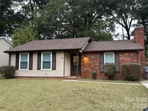 Photo of 5915 Sunset Chase Lane, Charlotte, NC 28212 (MLS # 4433995)