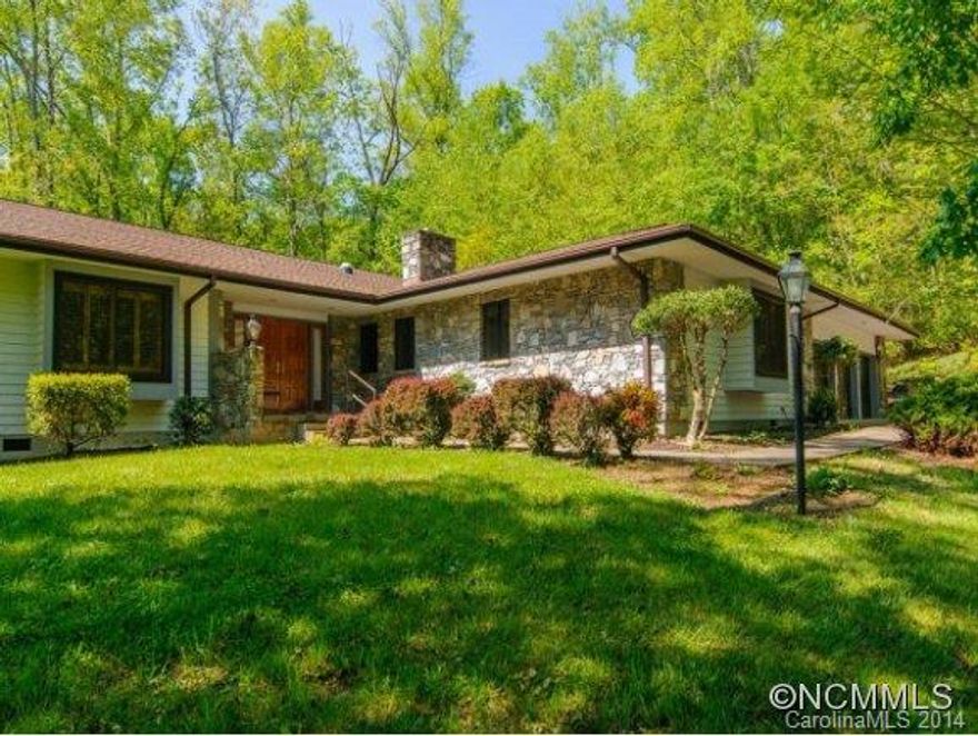 Lovely, one-story, California style Contemporary on one level! Large master suite on one end of home and 4 en suite bedrooms on the other. Large, elegant living room/dining room combination and second family room--both with gas fireplaces. Generous eat-in, granite/stainless kitchen with island opens to large deck and nice, FLAT, usable yard(large, private lot). Triple-car garage with workshop tops off a great package!