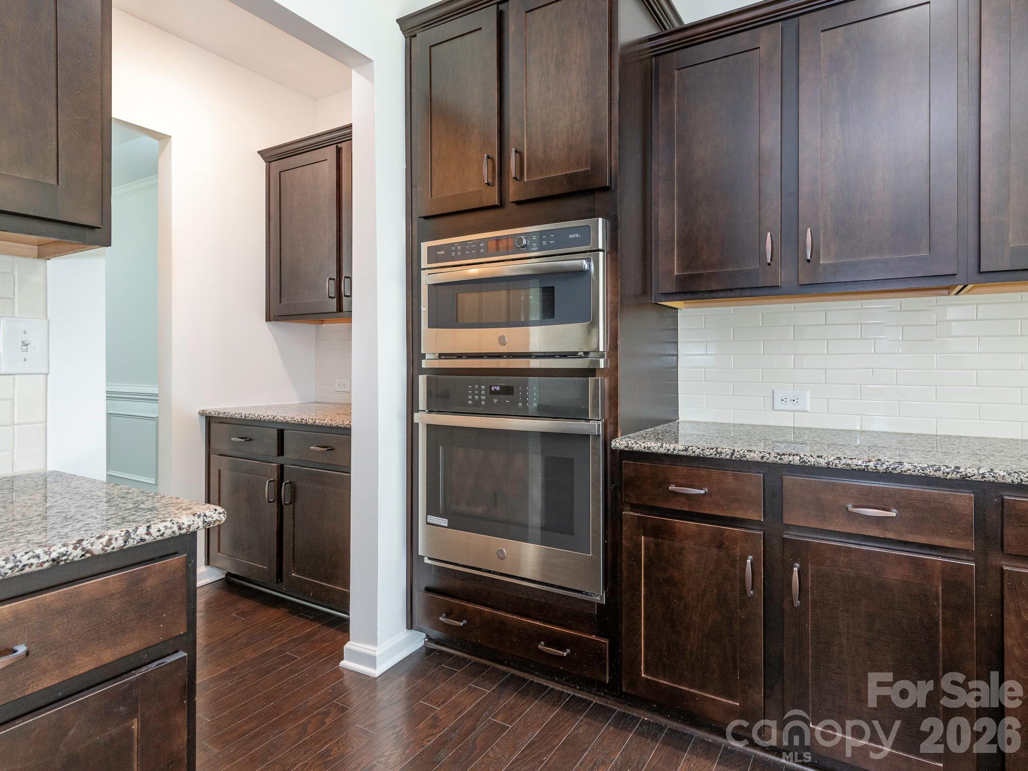 966 Parkland Place NW