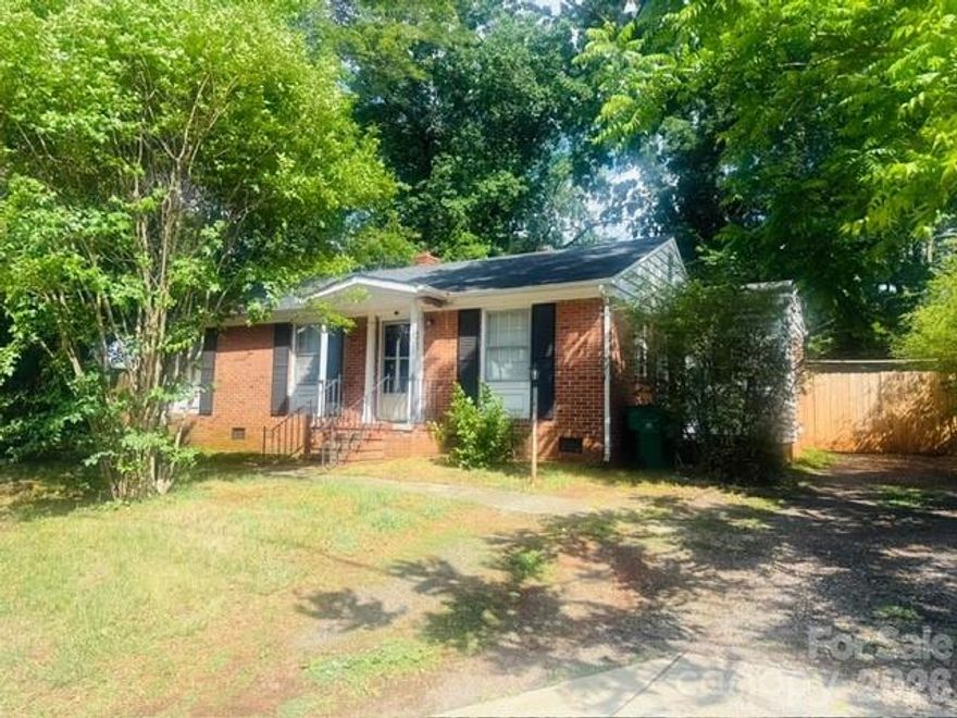 This ranch style house is in a prime location, close to up town Charlotte, shopping, dining, entertainment, chlt Douglas International airport, and major thoroughfares, also has a deck and a large back yard, has a heating and cooling window unit.