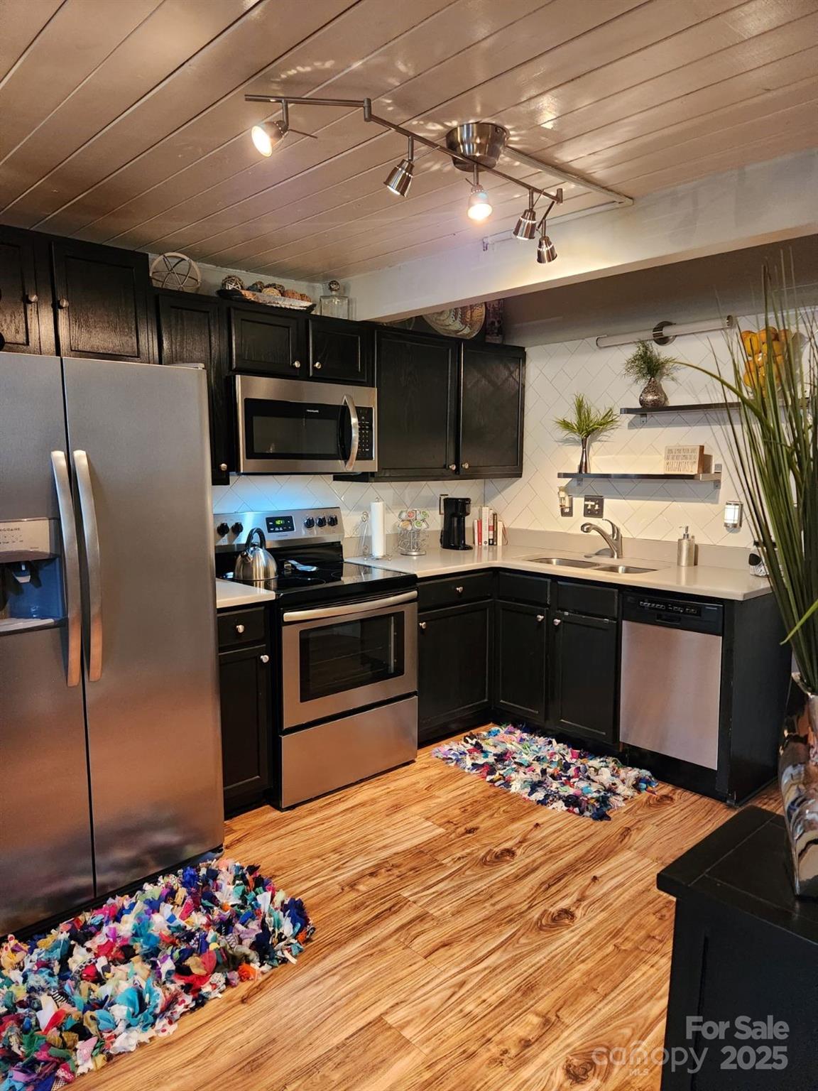 201 Hoskins Road 115
