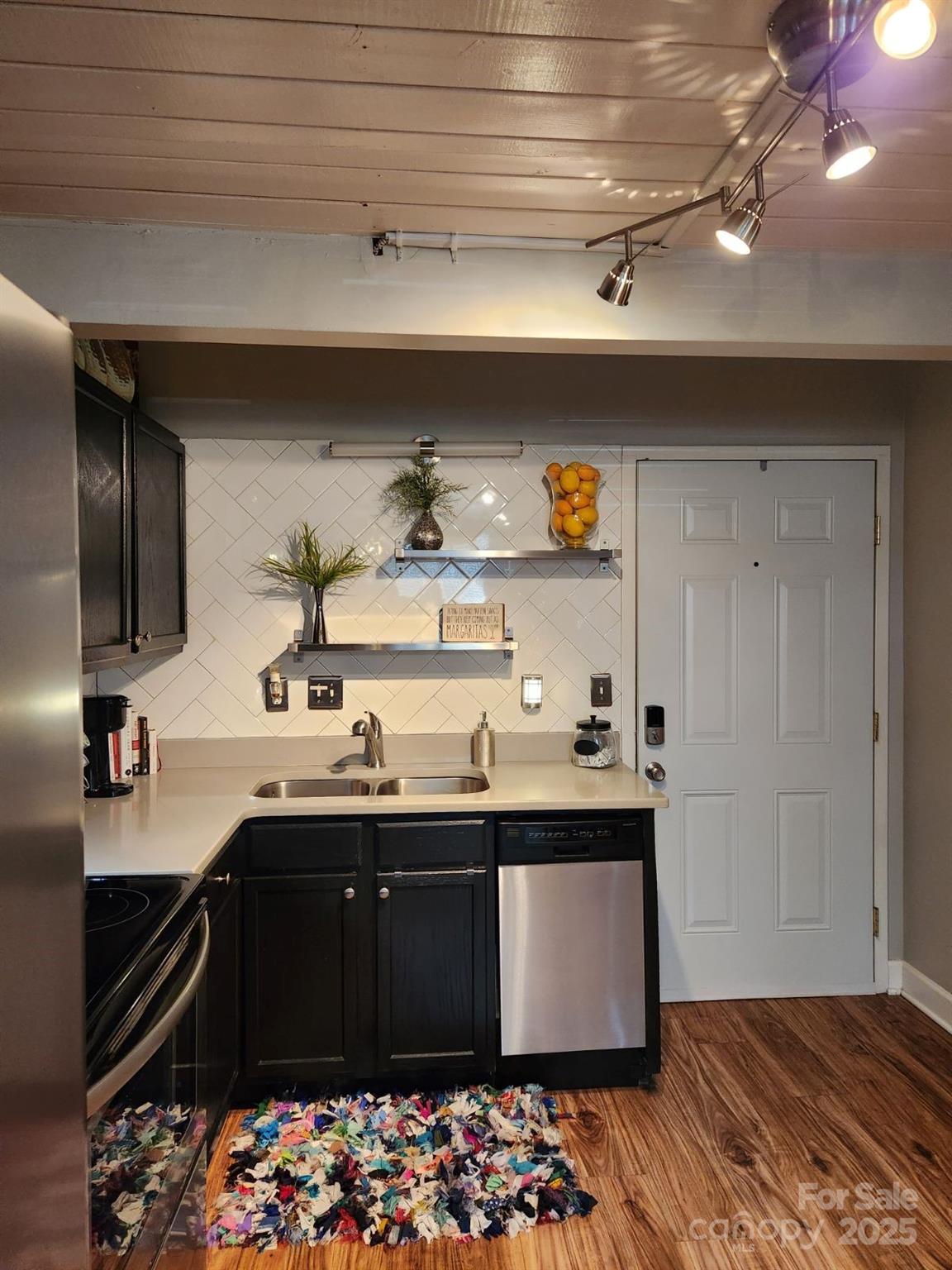 201 Hoskins Road 115