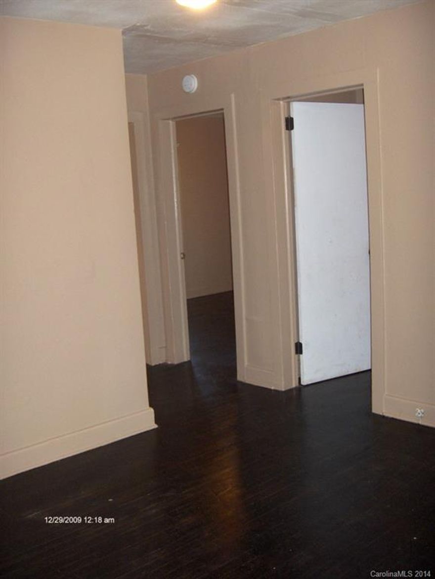 Cozy 2 bedroom apartment.  Front porch and access to private back yard.  Convenient location, easy access to I-77, uptown, and shopping.