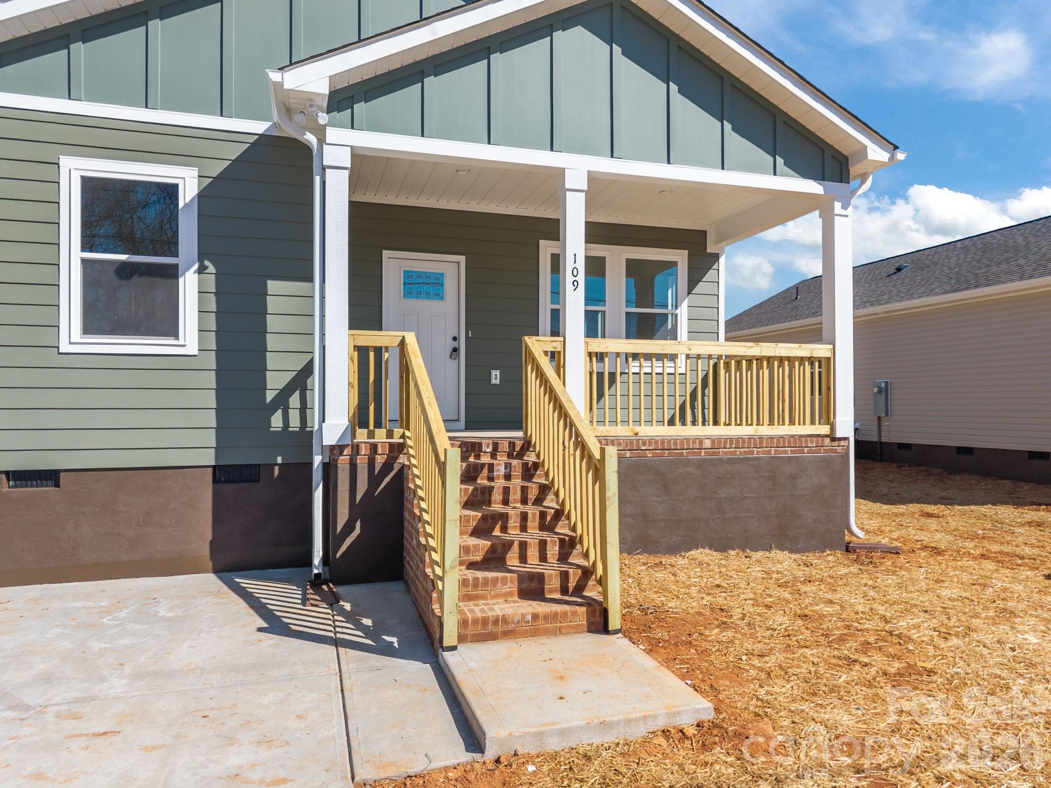 109 E Earnhardt Street