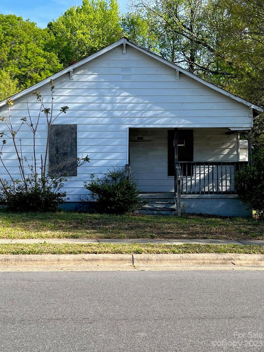 Structure is in need of repairs. Good location. 

Currently attempting to clear the title in preparation for closing. Should have the availability of title insurance in approximately 60 days.
 
                                              URGENT!!!!!
 The Kernersville Planning Department HAS DETERMINED THAT THE CURRENT LOT IS SUBDIVIDABLE INTO 2 BUILDABLE LOTS. CALL FRED WARREN FOR MORE DETAILS, 704 606-2627