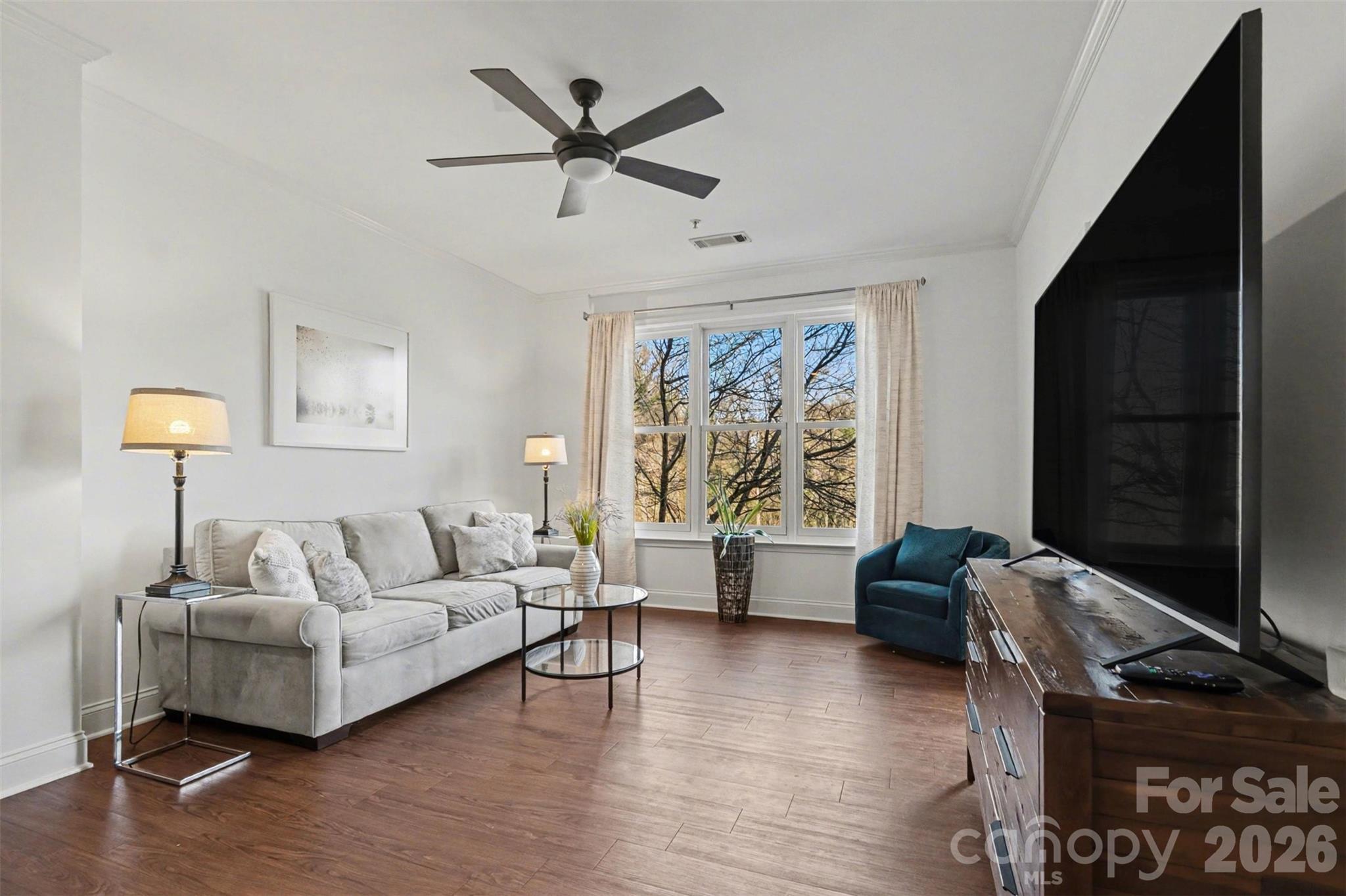 1000 E Woodlawn Road 208