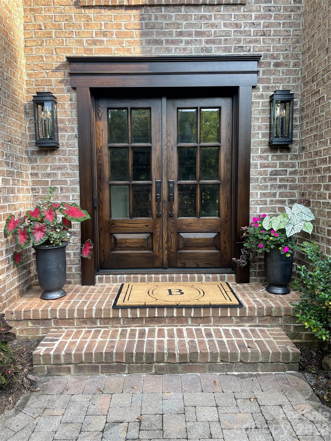 Patio w/outdoor kitchen for entertaining
