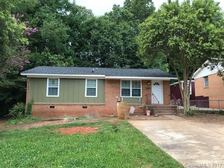 Compleatley remodeled home,new tiled bath room,new floors, new roof,new electric,plumbing and hvac,new kit cabinets and countertop, updated fixtures.
bus line,near light rail and shopping