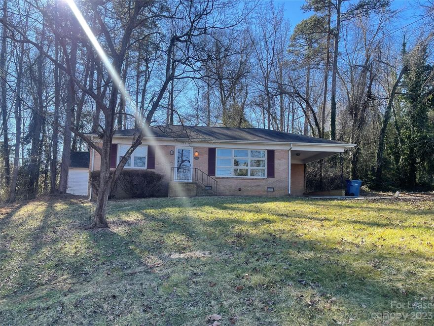 Three bedroom one bath brick ranch in Viewmont area of Hickory.
Hardwood floors in main living & two bedrooms - carpet in one bedroom -
New appliances in kitchen.
Covered carport for one car - laundry hookup in utility room in carport.