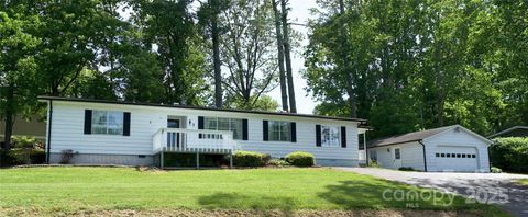 Photo of 7 Lakewood Road, Hendersonville, NC 28792 (MLS # 4256296)