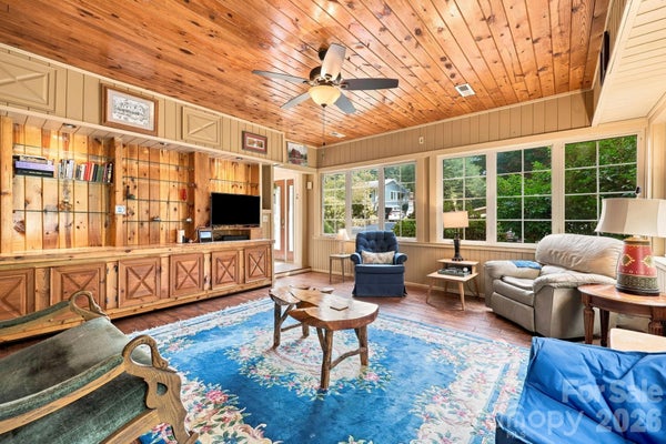 1925 LAUREL PARK HWY, HENDERSONVILLE, NC 28739 - Image f9d2d2f64487e1c6912bee5d6ec622e2/10563699