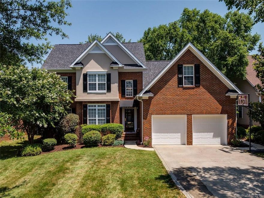 Excellent condition and curb appeal. Private cul-de-sac location. Beautiful hardwood floors. Open floorplan, high ceilings. Updated kitchen with granite countertops, eat-in breakfast area and stainless steel appliances. Fenced backyard with over sized patio area. Minutes to Cotswold Shopping Center, uptown, and SouthPark.