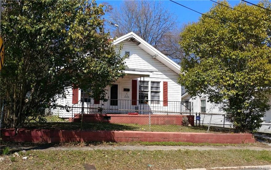 Very cute 2 bedroom/ 1 bath bungalow in Gastonia. Great starter home or investment property. Currently is tenant occupied with a year lease until 11/2017. Monthly rent is $550 a month. Please allow 48 hours for showings.
