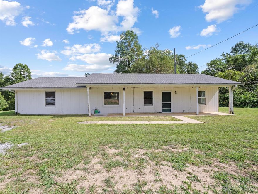 Spacious single level home in Hendersonville not far from Champion Hills.  Open concept split bedroom layout with large living room, kitchen island & tons of cabinet storage.  The bedrooms and bonus room offer walk-in closets plus laundry/mudroom with exit to the backyard.  Tremendous potential and beautiful views from the front porch.  Priced BELOW APPRAISED VALUE!!!