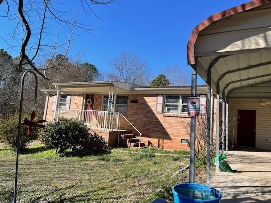 Country setting with 3 bedrooms 1 bath ideal for investment property or couple
Easily accessible to I-77 

Carolina Adventure World and White Water Rafting near by.  State Park coming soon to area. 

Home is ready for you to make updates to your satisfaction.