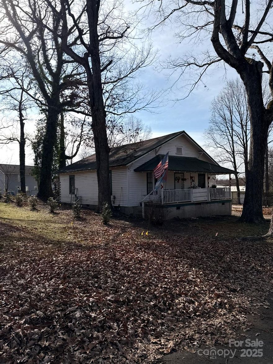 Investment Opportunity – 1930s Home in Statesville, NC
This 2 bedroom, 1 bath home offers a solid investment opportunity. The property is Vacant.  With convenient access to local amenities and major highways, makes it attractive for long-term rental potential.