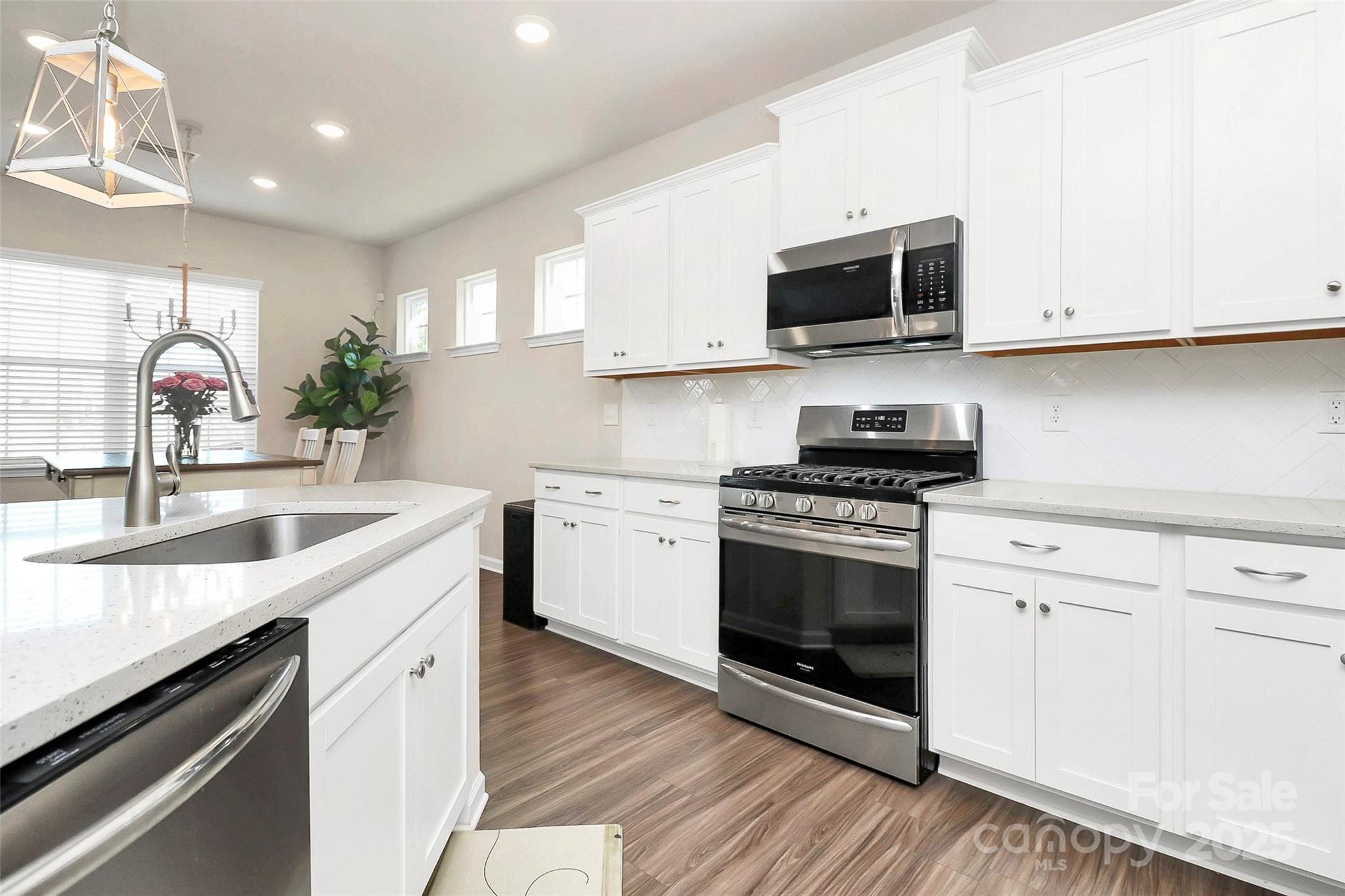 913 Deep River Way