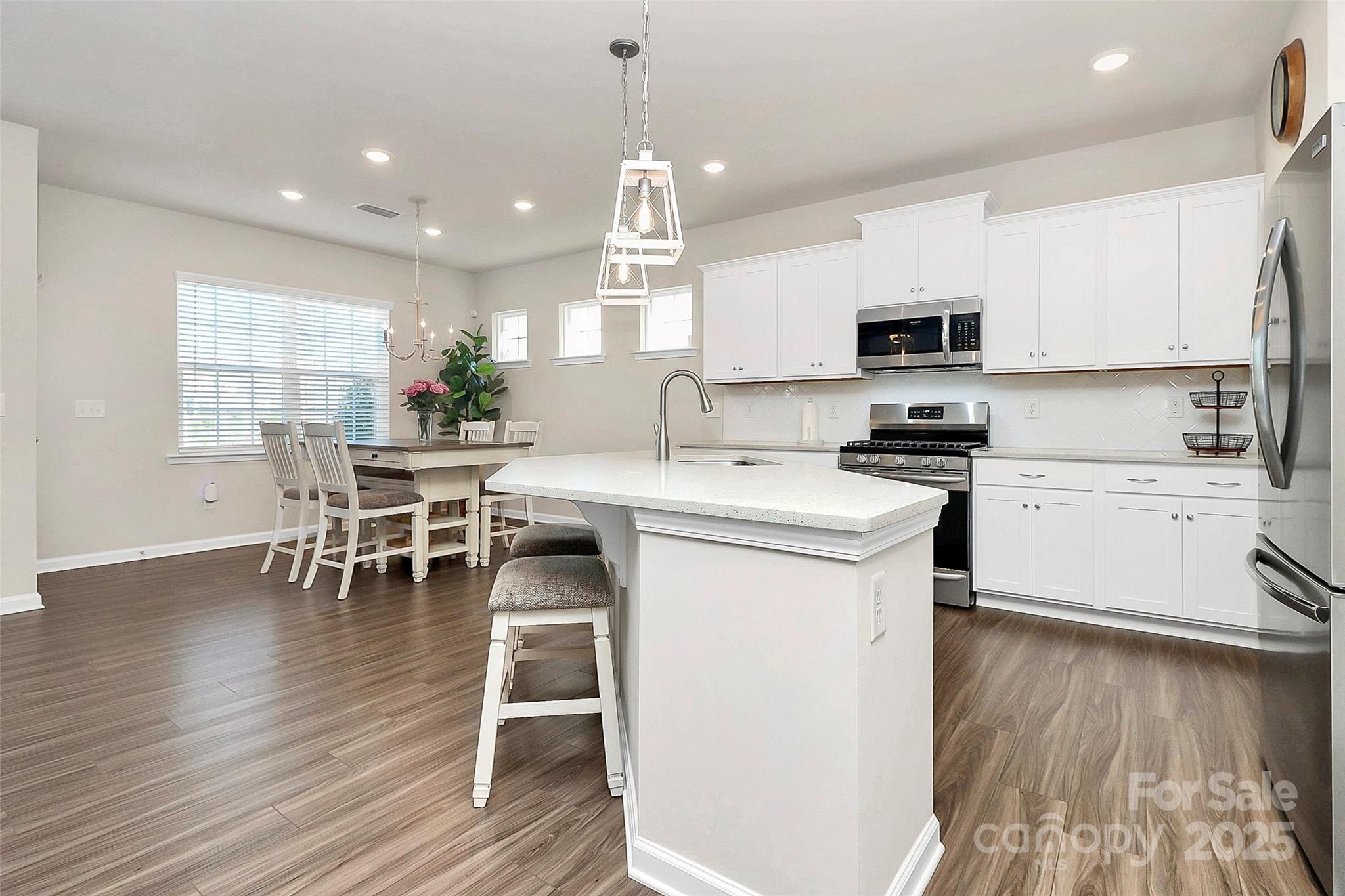 913 Deep River Way