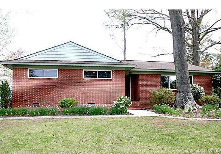 Beautiful 3 bedroom / 2 bath brick ranch in Country Club Heights. Gorgeous hardwood floors, large windows and lots of natural light. Kitchen is complete with electric oven, cook top, fridge, microwave, dishwasher and breakfast bar. Bedrooms are large with lots of closet space and shelving. Master features a private full bath.
Screened back porch and stone patio overlook a large yard. Storage and laundry room around back, washer/dryer included! Great house, a must see!