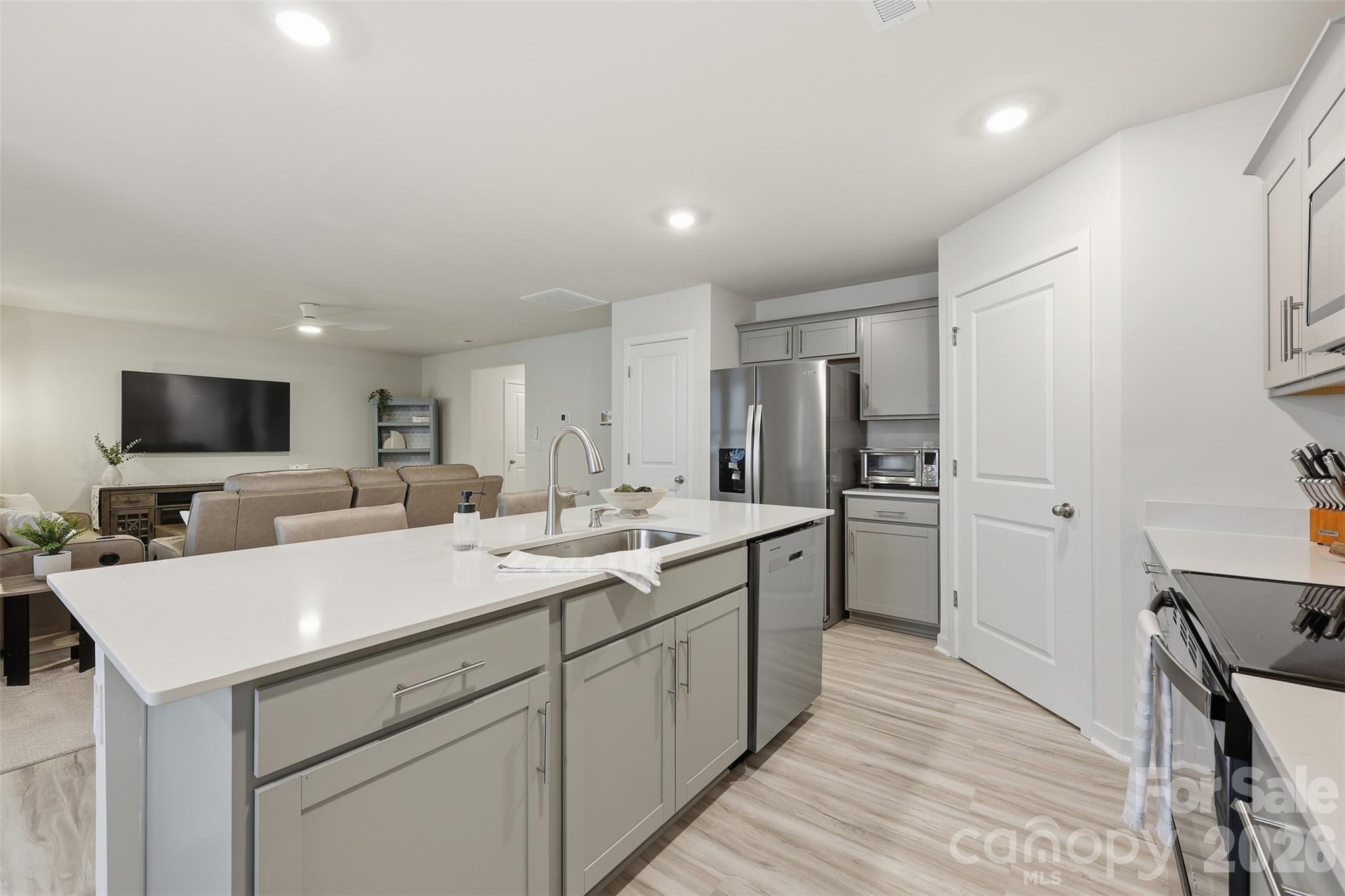 586 N Sparkleberry Street