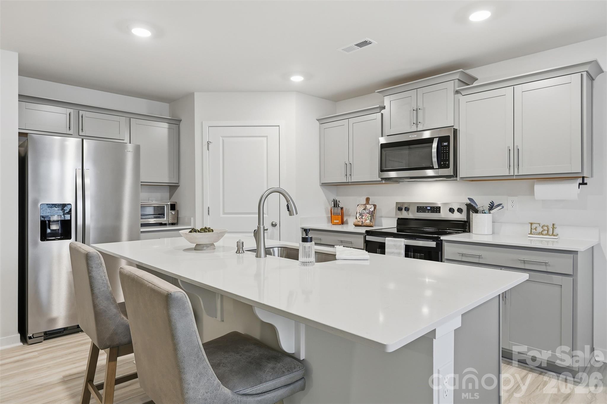 586 N Sparkleberry Street