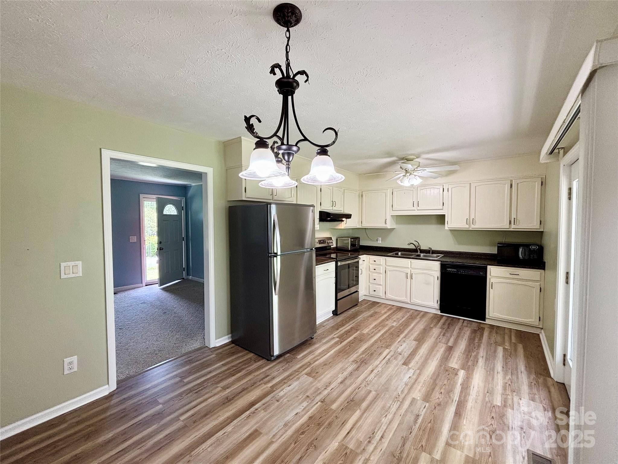 34 W Broadleaf Drive