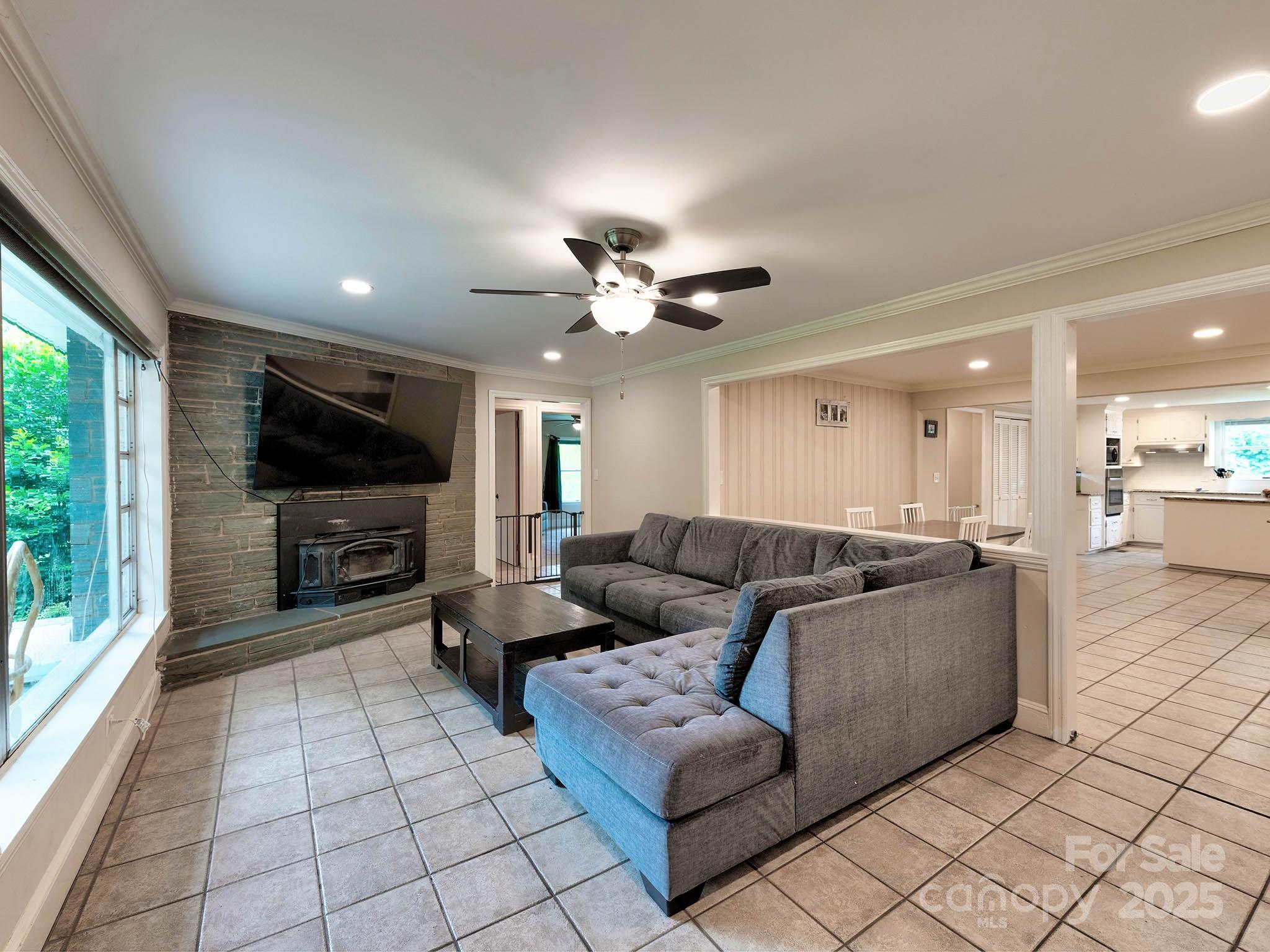 228 Parkwood Drive NW