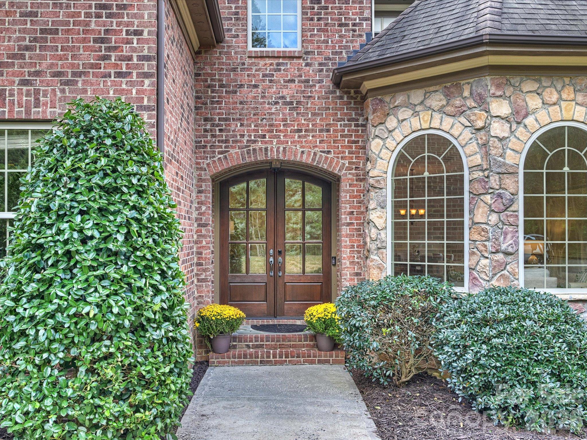 3823 Lakeside Drive