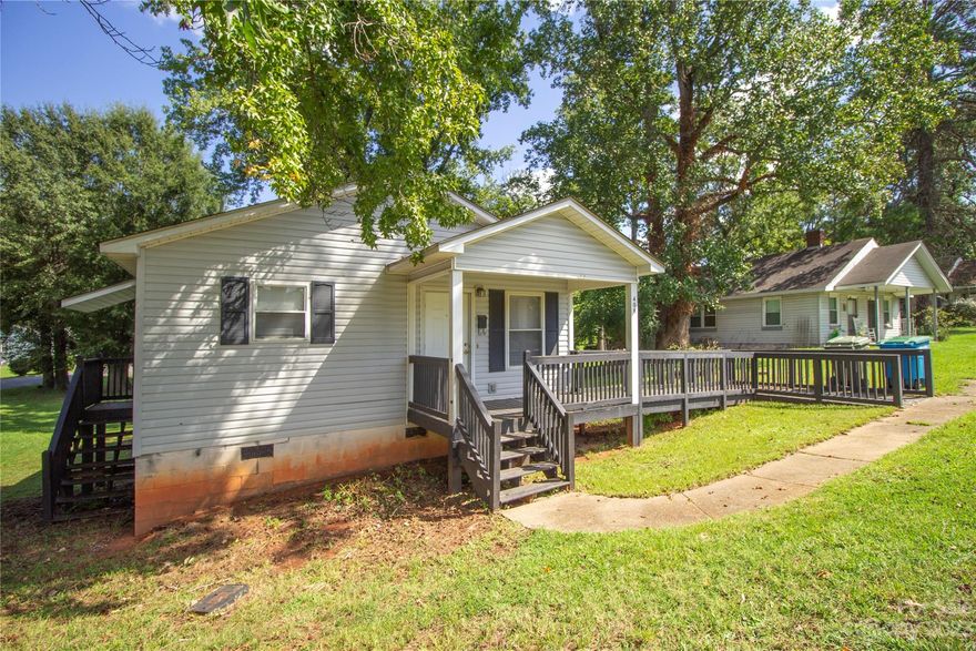 This home is ideally located in the heart of Fort Mill, known for its desirable location, friendly community, and proximity to shopping, dining, and recreational opportunities. You'll be just minutes away from downtown Fort Mill. As you step inside this home, you'll be greeted by an inviting living area that's great for both relaxation and entertainment. The open-concept design allows for seamless flow between the living room and the well-appointed kitchen. This space offers the perfect blend of comfort, style, and convenience. Whether you're a first-time homebuyer or looking for an investment opportunity, this property is a must-see. Schedule a showing today to experience all that this Fort Mill gem has to offer.