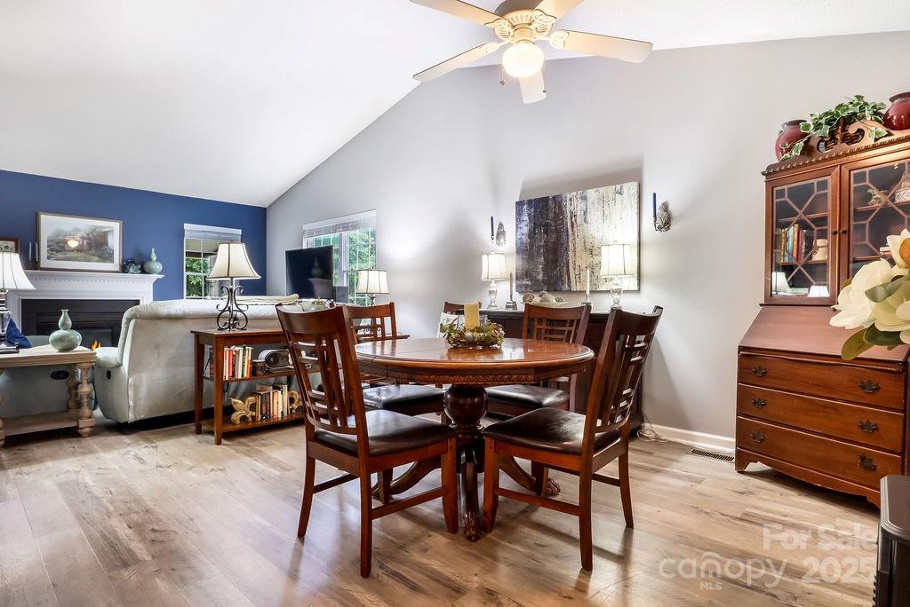 22 S Woodridge View Court