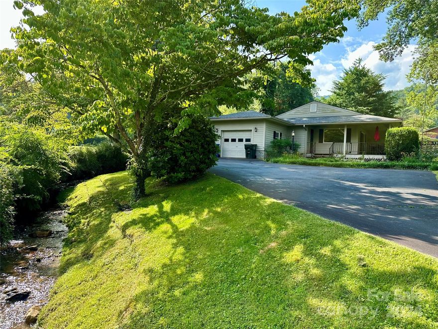 PERFECT LOCATION in a quiet neighborhood within arms reach of the The Waynesville Country Club and Resort. Flat, easy year-round access and just minutes to downtown Waynesville which hosts many festivals, craft breweries, amazing restaurants, and local shops.  Only 30 minutes from Asheville and Biltmore Estate, and 10 minutes from the Blue Ridge Parkway and its many hiking trails.