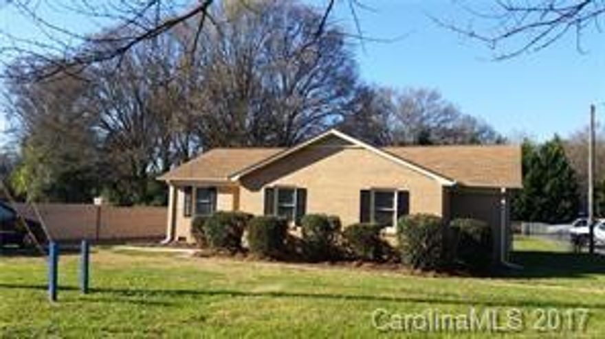 Cute ranch in great Cotswold location with highly desirable schools. Very convenient to all upscale amenities,  Fenced yard, long driveway w/lots of parking area.  Clean and well kept home w/large living room.