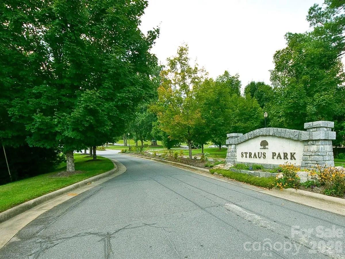 Straus Park - Land