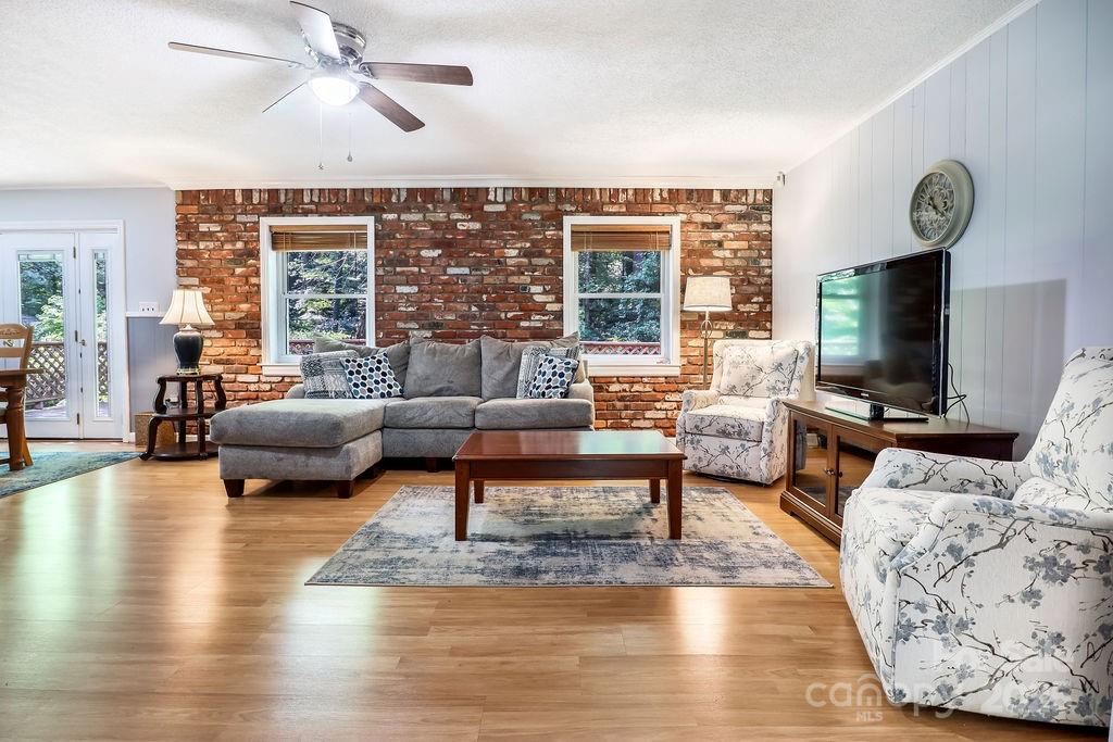 3 Stockwood Road