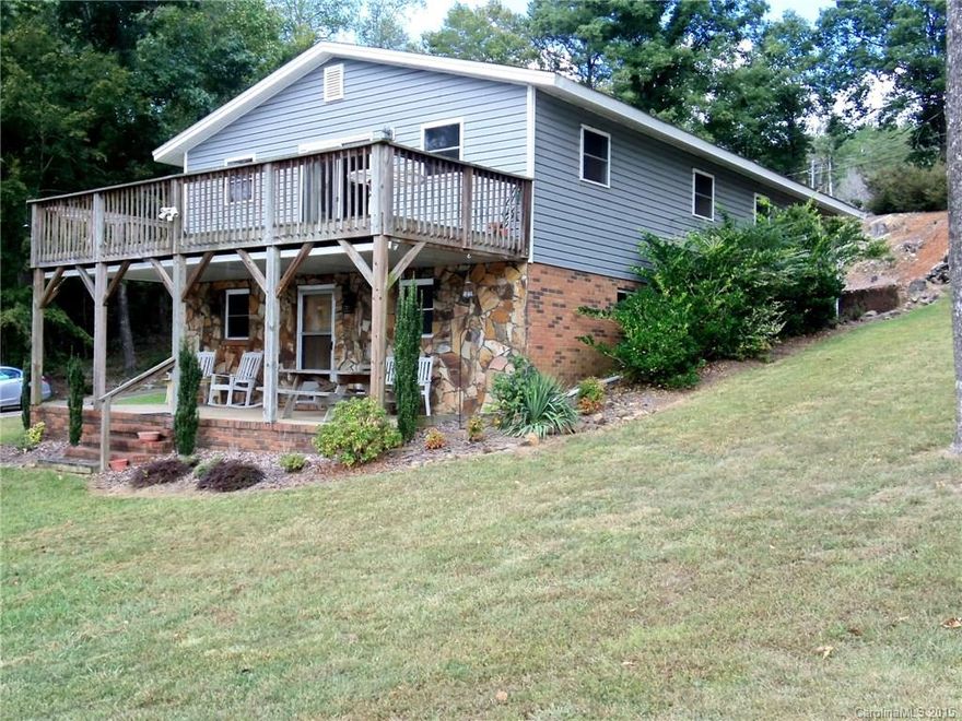 Main channel home with over 150 ft. of shoreline. The main level has been updated with new hardwoods / carpet / tile, new appliances, paint, new kitchen cabinets and granite counters. The full basement offers a fourth bedroom, large den, sleeping room (no closet) and walk out to a patio. Very gentle slope with great views and water depth. Fireplaces up and downstairs.