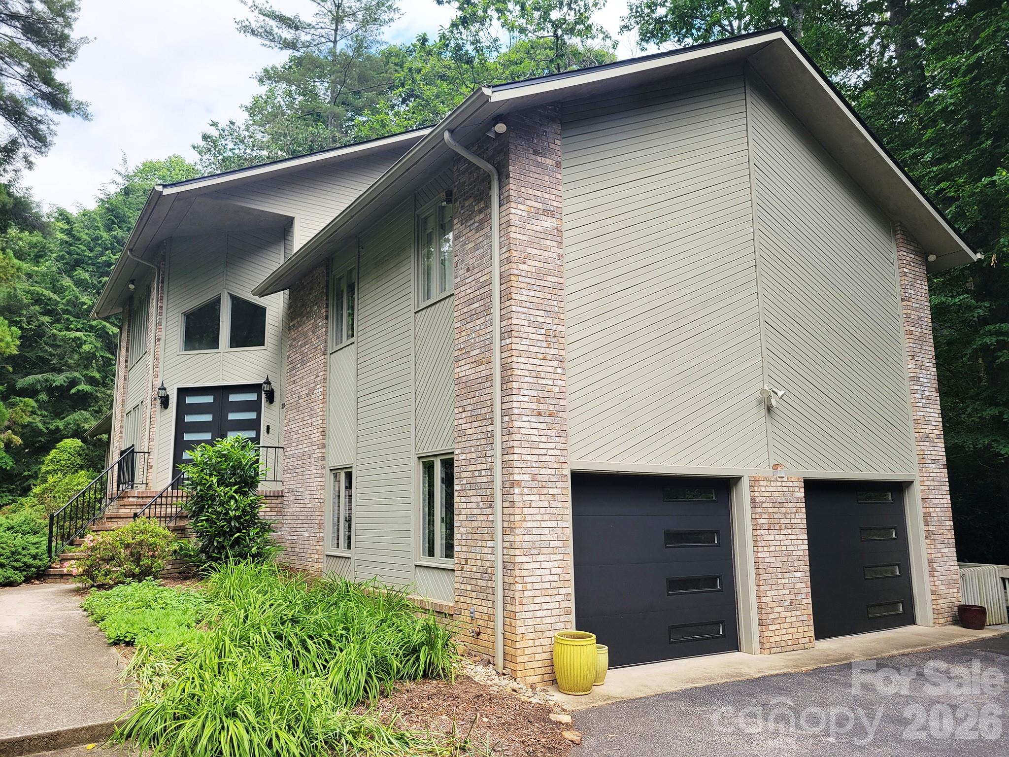 305 E Sondley Drive