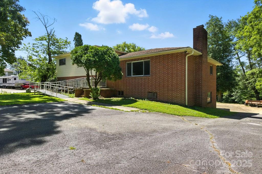 Hendersonville, North Carolina 28792, United States, 4 Bedrooms Bedrooms, ,3 BathroomsBathrooms,Residential,Active,173795