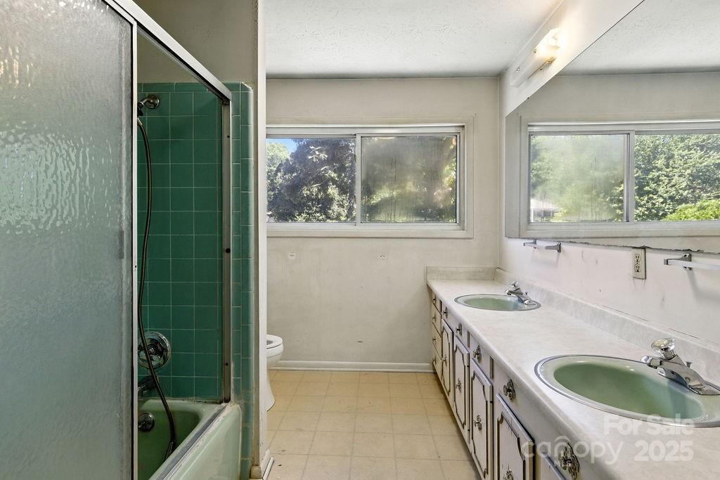 Hendersonville, North Carolina 28792, United States, 4 Bedrooms Bedrooms, ,3 BathroomsBathrooms,Residential,Active,173795