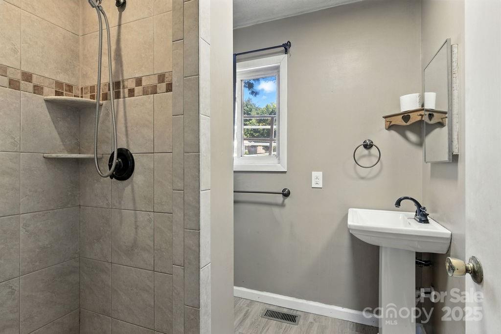 Hendersonville, North Carolina 28792, United States, 4 Bedrooms Bedrooms, ,3 BathroomsBathrooms,Residential,Active,173795