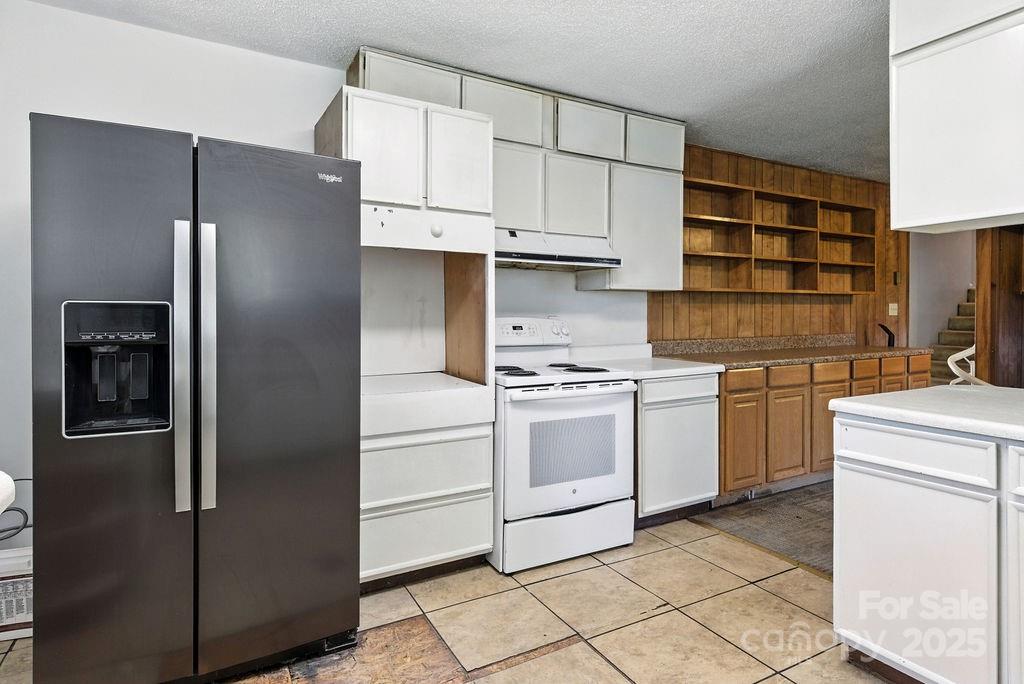 Hendersonville, North Carolina 28792, United States, 4 Bedrooms Bedrooms, ,3 BathroomsBathrooms,Residential,Active,173795